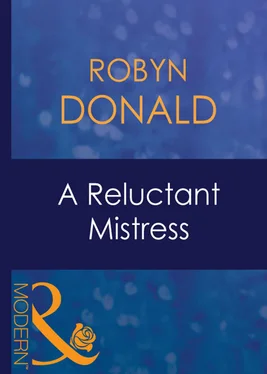 Robyn Donald A Reluctant Mistress обложка книги