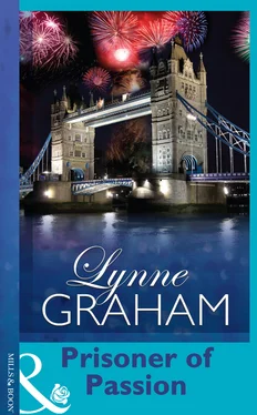 Lynne Graham Prisoner Of Passion обложка книги