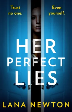 Lana Newton Her Perfect Lies обложка книги