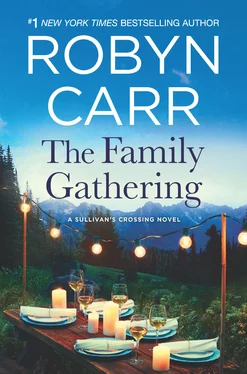 Robyn Carr The Family Gathering обложка книги