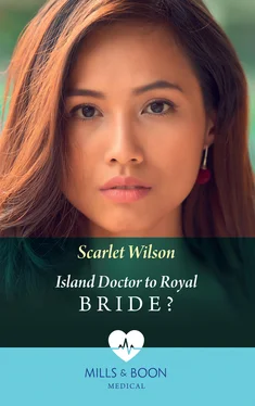 Scarlet Wilson Island Doctor To Royal Bride? обложка книги