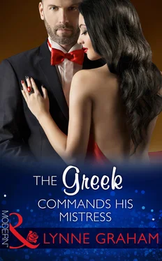 Lynne Graham The Greek Commands His Mistress обложка книги