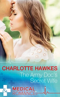 Charlotte Hawkes The Army Doc's Secret Wife обложка книги