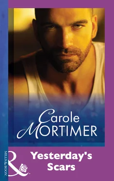 Carole Mortimer Yesterday's Scars обложка книги