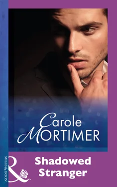 Carole Mortimer Shadowed Stranger обложка книги