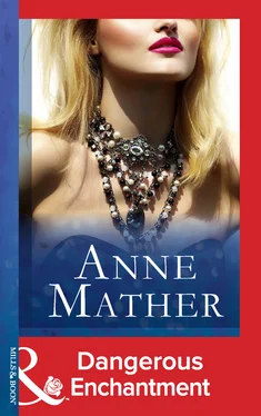 Anne Mather Dangerous Enchantment обложка книги