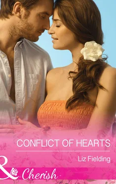 Liz Fielding Conflict Of Hearts обложка книги