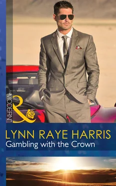 Lynn Raye Harris Gambling with the Crown обложка книги