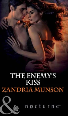 Zandria Munson The Enemy's Kiss обложка книги