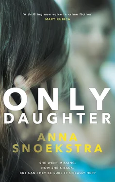 Anna Snoekstra Only Daughter обложка книги
