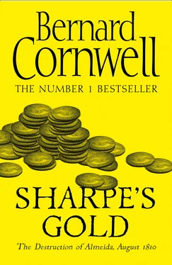 Bernard Cornwell Sharpe’s Gold обложка книги