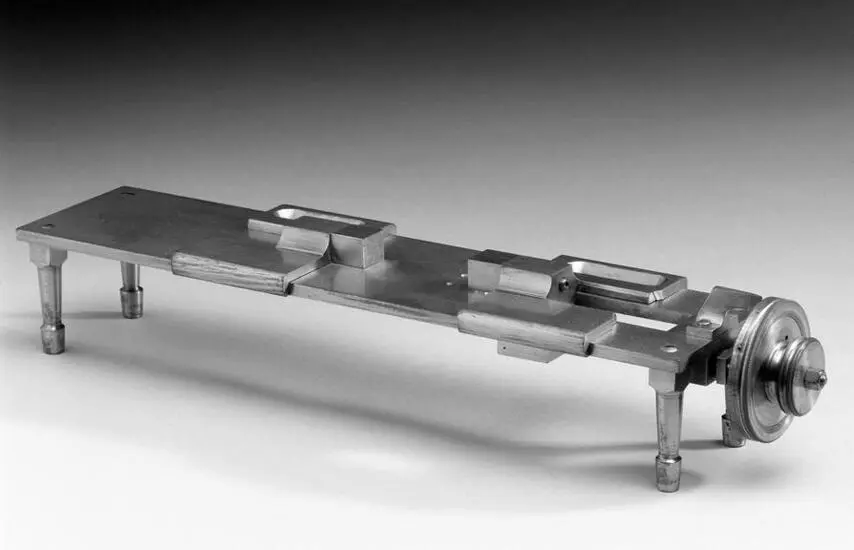 So accurate was Henry Maudslays bench micrometer that it was nicknamed the - фото 6