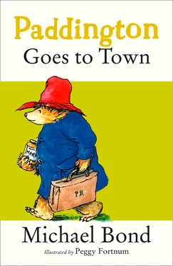 Michael Bond Paddington Goes To Town обложка книги