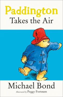 Michael Bond Paddington Takes the Air обложка книги