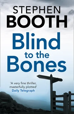 Stephen Booth Blind to the Bones обложка книги