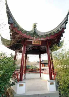Ein Pavillon schmückt das Areal Der Garten ist ein Meisterwerk chinesischer - фото 11