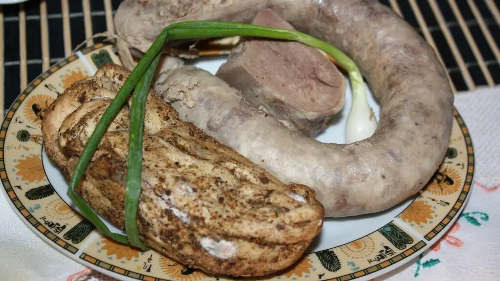 Огурцы нарезать небольшими кусочками добавить мелко рубленый репчатый лук - фото 24