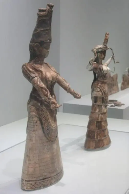 Рис 8 Статуэтки женщин жрицы или богини найденные АЭвансом в Кносском - фото 9