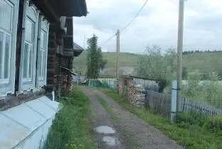 После гостей пришла я к дому где жила моя крёстная со своей дочкой и где я - фото 9
