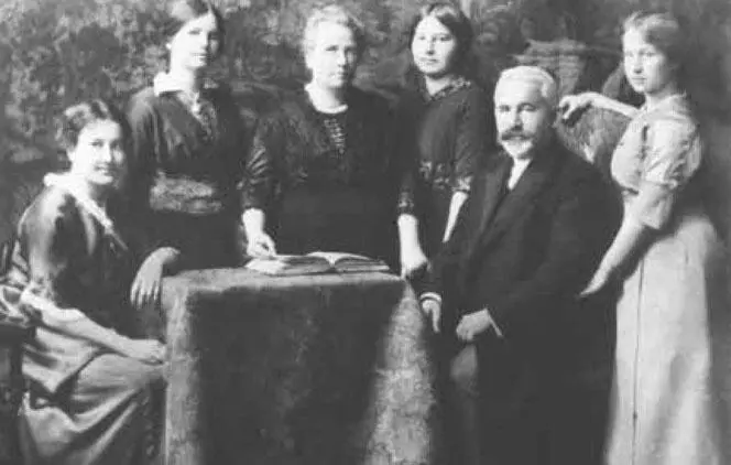 Эмиль Крепелин с супругой и четырьмя дочерьми 1916 или 1917 год Именно в - фото 10