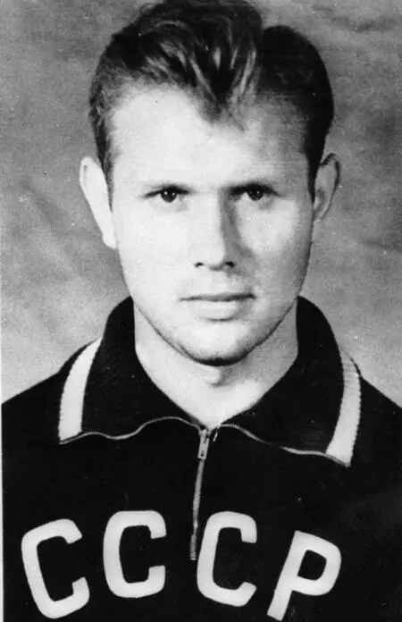 В 1956 году 19летний Стрельцов в списке 33х лучших футболистов СССР признан - фото 2