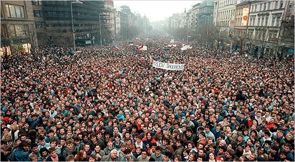 Толпы на Вацлавской площади в Праге вершат бархатную революцию 1989 г - фото 17