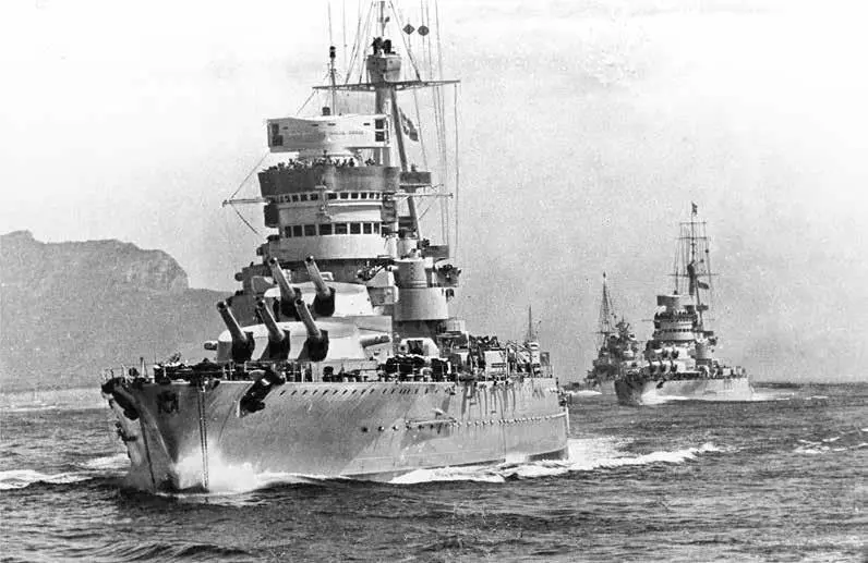 Лінкор Конте ді Кавур а за ним Джуліо Чезаре і Кайо Дуіліо 1940 р На - фото 3