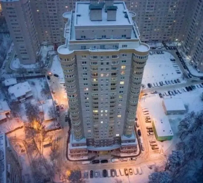 Максим сменил фото здания на видео и тут же нажал на паузу остановив - фото 3
