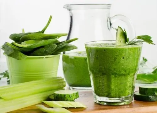 Ingredientes 2 talo de aipo picado 3 xícaras de folhas de couve frescas e - фото 1