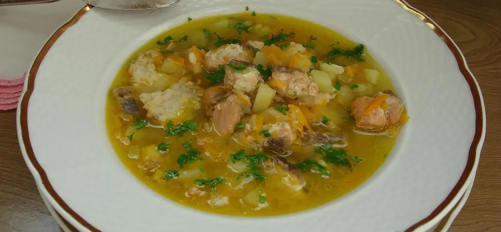 Рыбу быстро обмыть нарезать на кусочки Лук морковь чеснок и картофель - фото 30