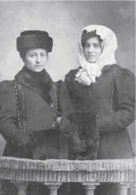 Анастасия с подругой 1915 г Олимпиада Павловна имевшая к тому времени свою - фото 15