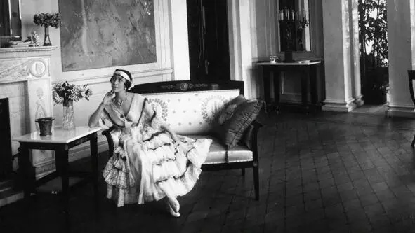 Балерина в Белом зале своего особняка 1915 год Особняк Кшесинской оплот - фото 14