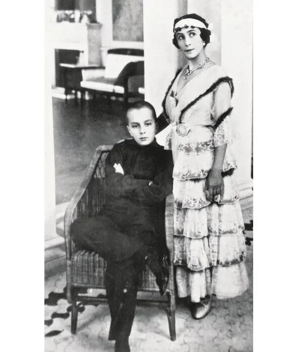 Матильда Феликсовна с сыном Вовой 1915 год С фоксиком и козочкой - фото 10