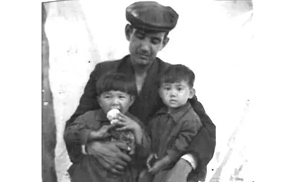 Счастливый папа держит на коленках своих дочек Он был родным племянником дяди - фото 15