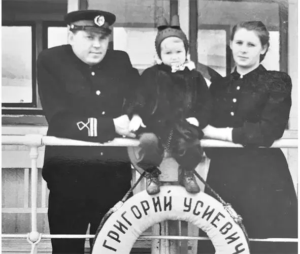 Папа мама и я 1959 г В 1954 г сыграли свадьбу в 1955 г родилась я Моя - фото 26