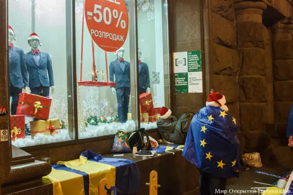 Крещатик Киев Украина 31 декабря 2013 года В этом людском и природном хаосе - фото 2