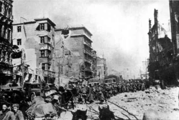 Советская армия на Штайндамме Апрель 1945 г Дом на углу Шреттерштрассе и - фото 23