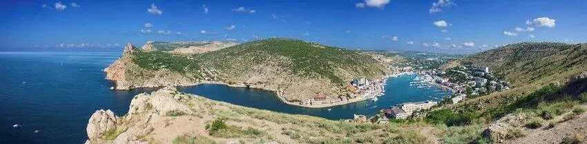 Общий вид Балаклавской бухты Лагерь покрылся полуодетыми людьми которые под - фото 9