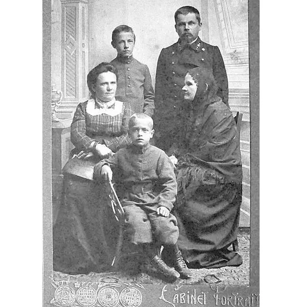 Брат моего прадеда Василий Степанович Лапин с семьей Тара 1911 г Мой прадед - фото 2