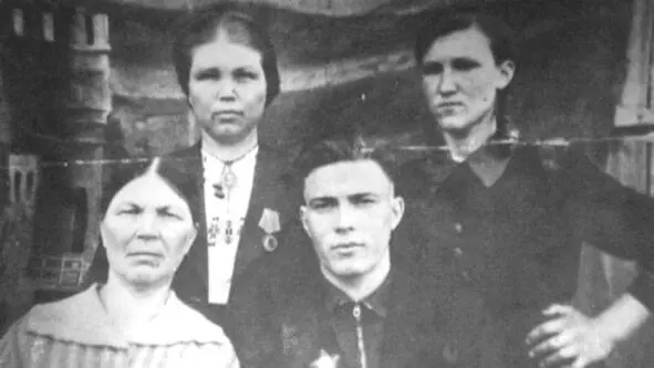 Стоят бабушка слева с медалью после войны и Шура жена брата Сидят мама - фото 9