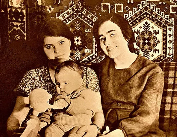 Лена и Галя с Оленькой В общем и целом на ее долю досталось много - фото 22