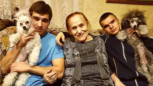 Баба Надя на своем 91 дне рождения 2016 год с правнуками Алексеем слева и - фото 10
