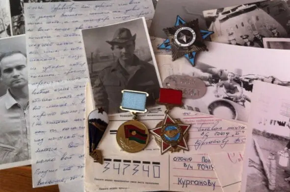 На фото письма и награды участника войны в Афганистане Владимира Курганова - фото 1