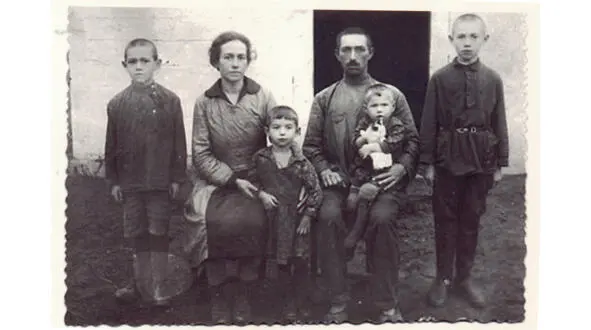 Соломон и Голда Найвельт с детьми Мишей Марией Розой и Гришей 1931 село - фото 2