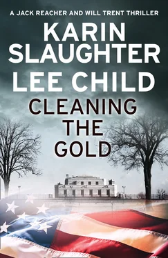 Karin Slaughter Cleaning the Gold обложка книги