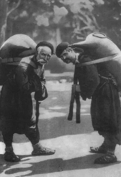 Муши носильщики с бурдюками фото 1890х гг Рыбная и овощная торговля на - фото 22