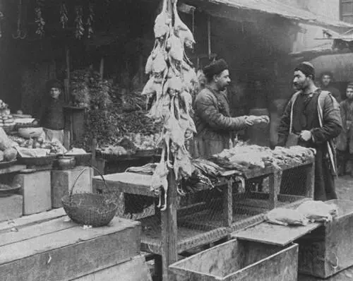 Продавец битой птицы и овощей на солдатском базаре Тифлис Фото 1900 г - фото 26