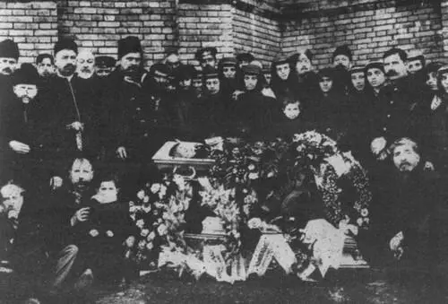 Похороны Васо Кочлашвили Пиросманашвили на переднем плане справа Конец 1916 - фото 35