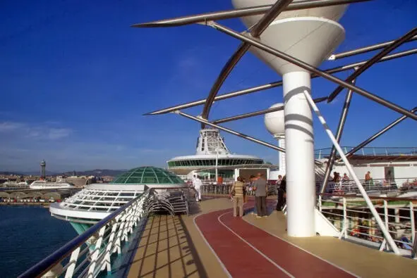 Это фишка Liberty of the Seas джакузи над водой Жаль что пол там не из - фото 66