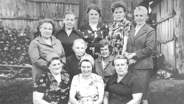 Коллектив медработников Большереченской больницы Стоят А М Ивашина С Е - фото 25